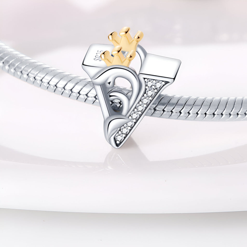 Charm lettre V en argent avec épaisse couronne dorée et éclats de pierres brillantes, pour bracelet.