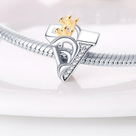 Charm lettre V en argent avec épaisse couronne dorée et éclats de pierres brillantes, pour bracelet.