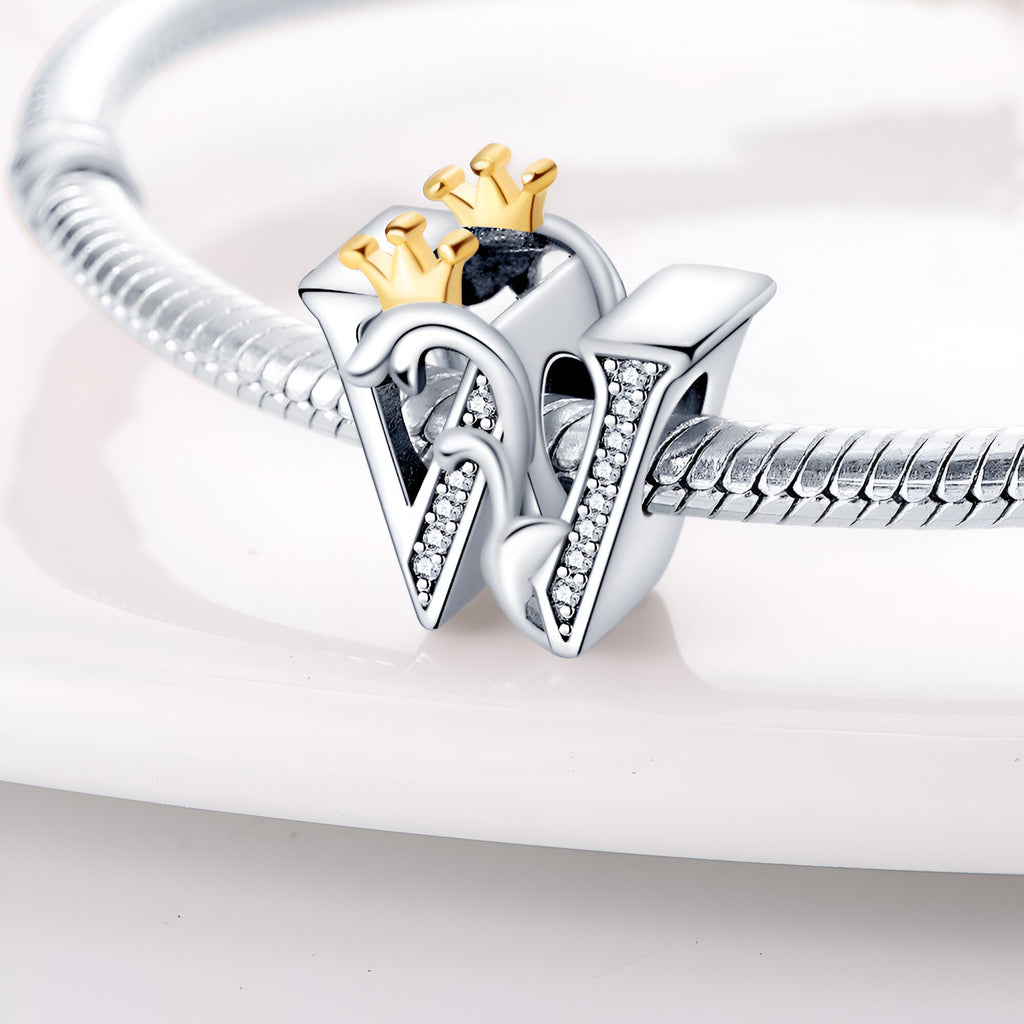 Charm lettre W en argent avec petites couronnes dorées et détails en pierres brillantes, monté sur bracelet serpent en.