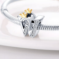 Charm lettre W en argent avec petites couronnes dorées et détails en pierres brillantes, monté sur bracelet serpent en.