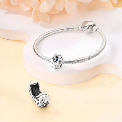 Bracelet argenté avec charm en forme de lune et étoiles bleu et blanc élégant.