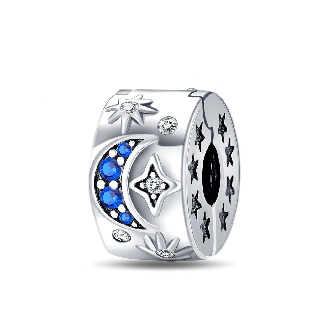 Charm en argent avec lune bleue en émail, étoiles gravées et petits cristaux brillants.
