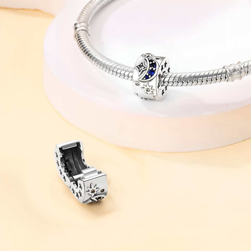 Charm en argent avec lune bleue et étoiles pour bracelet femme Lovisa.
