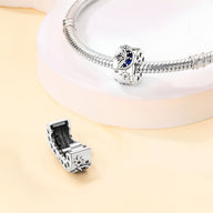 Charm en argent avec lune bleue et étoiles pour bracelet femme Lovisa.