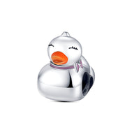 Charm canard argenté avec bec orange et collier violet, modèle Enid, finition brillante.