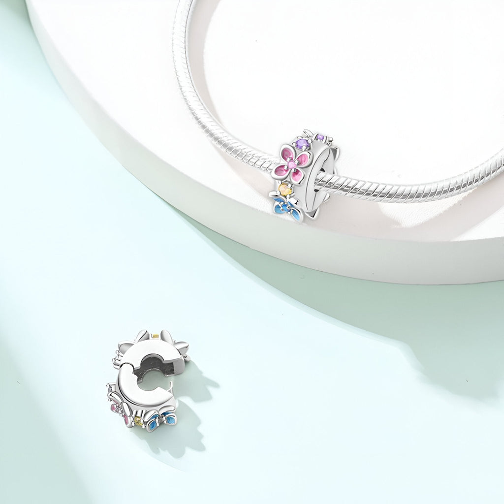 Charm en argent avec fleurs roses et bleues, modèle Brynja, style délicat et féminin.