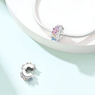 Charm en argent avec fleurs roses et bleues, modèle Brynja, style délicat et féminin.