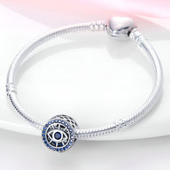 Bracelet argenté serpent avec charm œil de protection bleu et argent, fermoir cœur lisse.