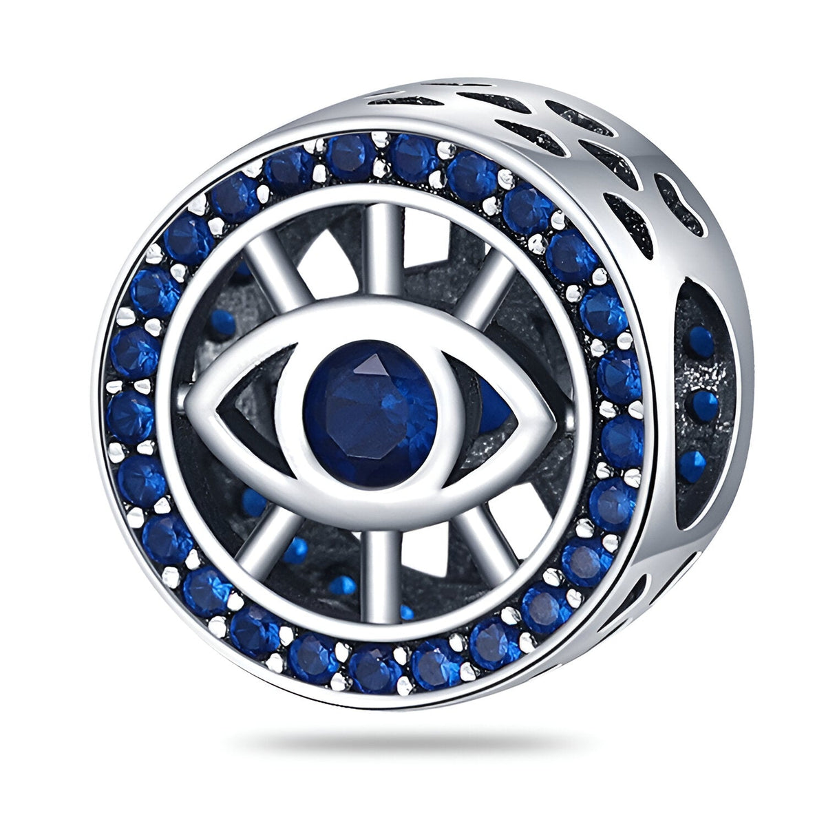 Charm rond en argent orné de pierres bleues formant un œil stylisé central.
