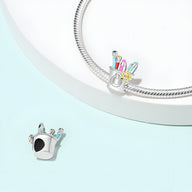 Charm argenté pour bracelet, miniature pot à peinture avec pinceaux colorés en émail brillant.