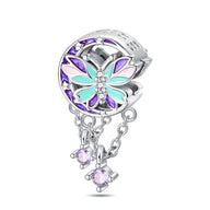Charm papillon en argent avec ailes bleues, violettes et roses, pendentifs en chaînes et pierres violettes.