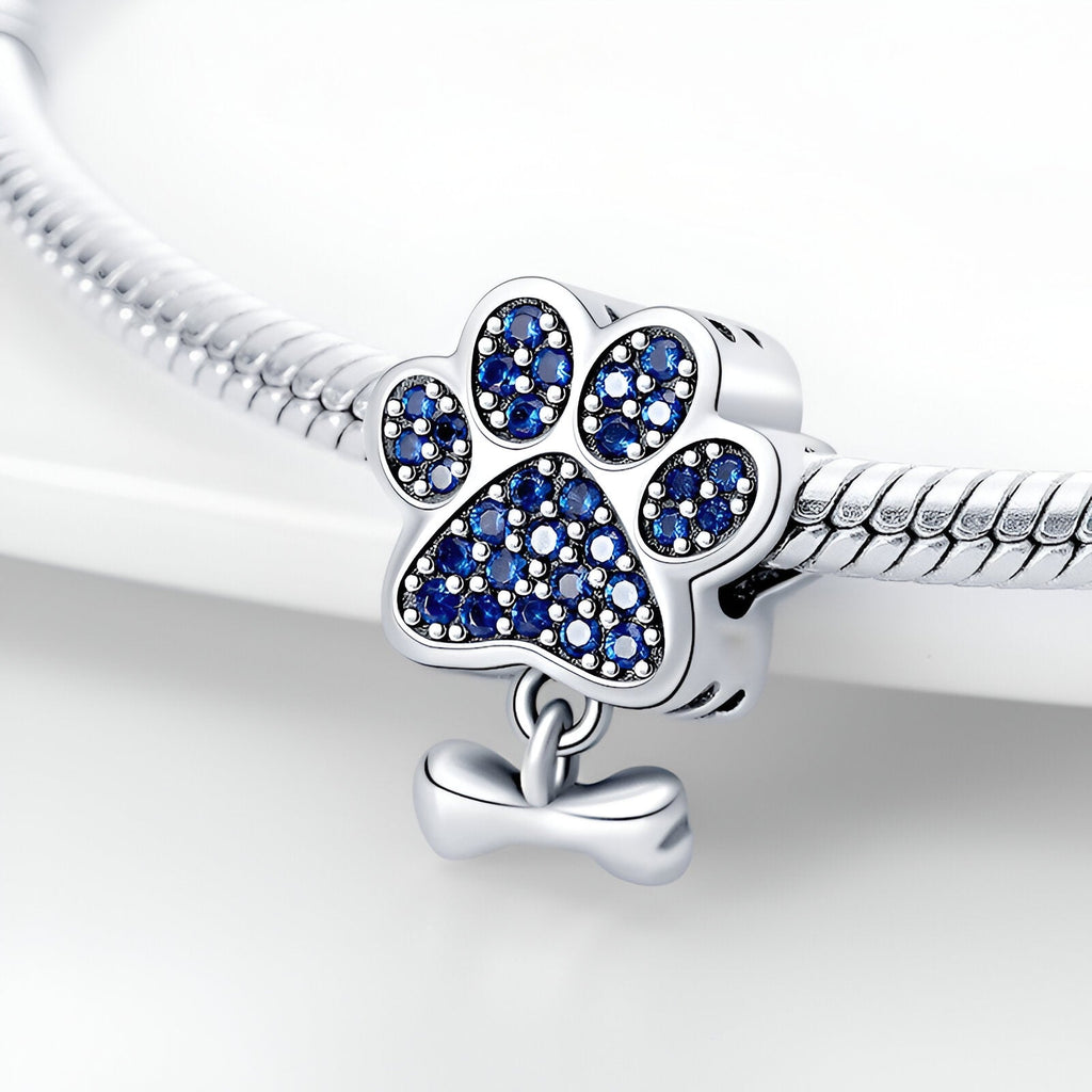 Charm patte de chien en argent avec pavé de pierres bleues, pendentif os suspendu.