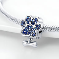 Charm patte de chien en argent avec pavé de pierres bleues, pendentif os suspendu.