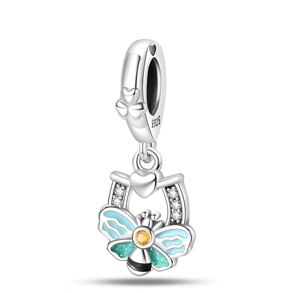 Charm pendentif en argent avec abeille turquoise et fer à cheval orné de petites pierres brillantes.