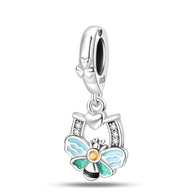 Charm pendentif en argent avec abeille turquoise et fer à cheval orné de petites pierres brillantes.
