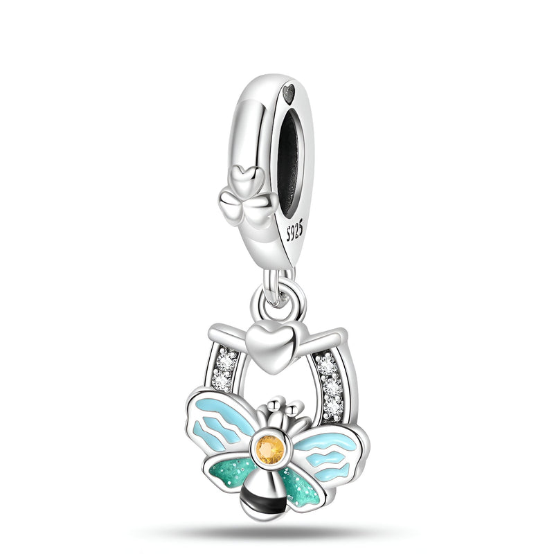 Charm pendentif en argent avec abeille turquoise et fer à cheval orné de petites pierres brillantes.