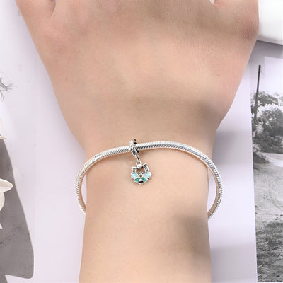 Bracelet argenté avec pendentif charm abeille turquoise et fer à cheval délicat.