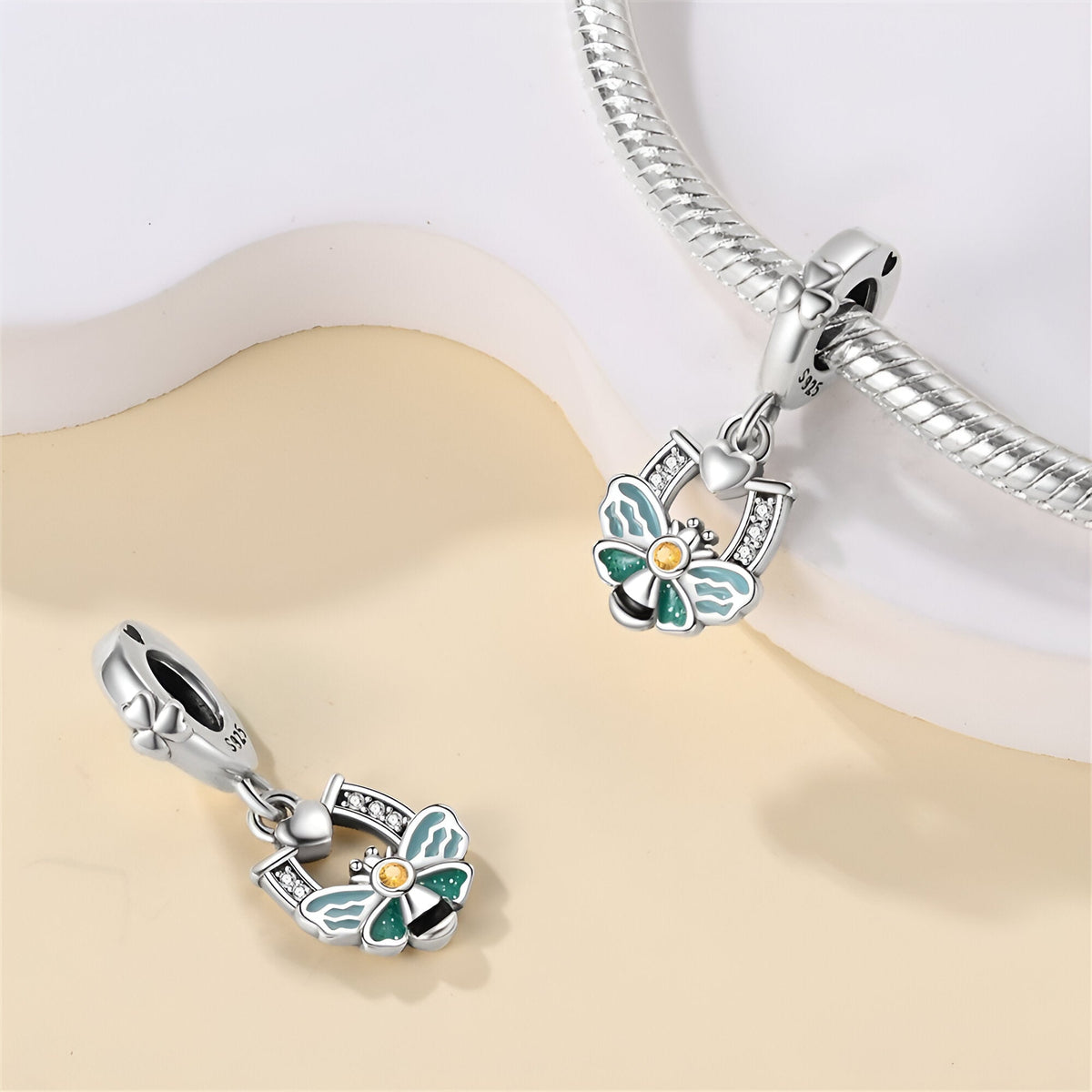 Charm pendentif argent abeille avec ailes détaillées et fer à cheval émaillé vert et jaune.