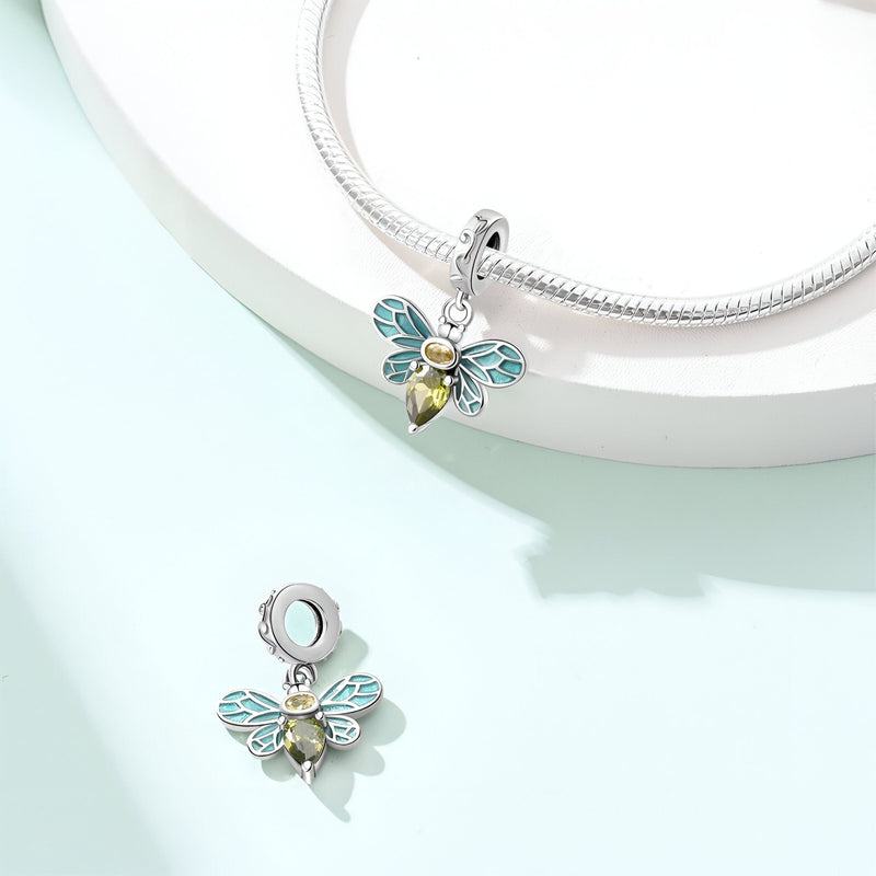 Charm pendentif abeille en argent avec ailes bleues et corps doré, style délicat et féminin.