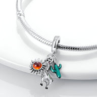Bracelet argenté avec pendentifs alpagas, soleil orange et cactus vert émaillé.