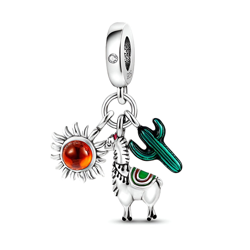 Charm pendentif en argent avec alpaga, cactus vert et soleil orange translucide.