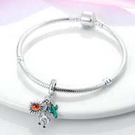 Bracelet argenté avec pendentif alpaga noir et blanc, soleil argenté et cactus vert émaillé.