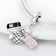 Charm pendentif argent appareil photo, globe et valise rose sur bracelet serpent.