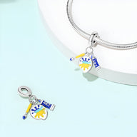 Charm pendentif en forme de palette de peinture colorée et pinceau bleu, métal argenté.