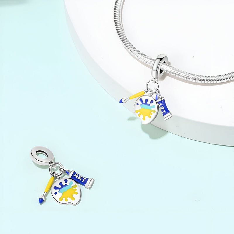 Charm pendentif en forme de palette de peinture colorée et pinceau bleu, métal argenté.