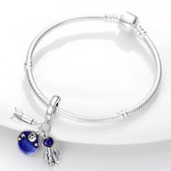 Bracelet argenté avec pendentif charme d’astronomie bleu nuit et petit astronaute argenté.