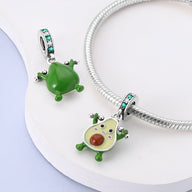 Charm pendant avocat vert avec noyau marron et détails verts sur bracelet argenté.