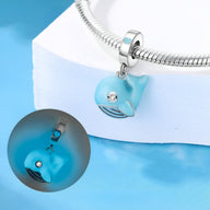 Charm pendentif baleine bleue en émail avec anneau argenté sur bracelet serpent en métal.