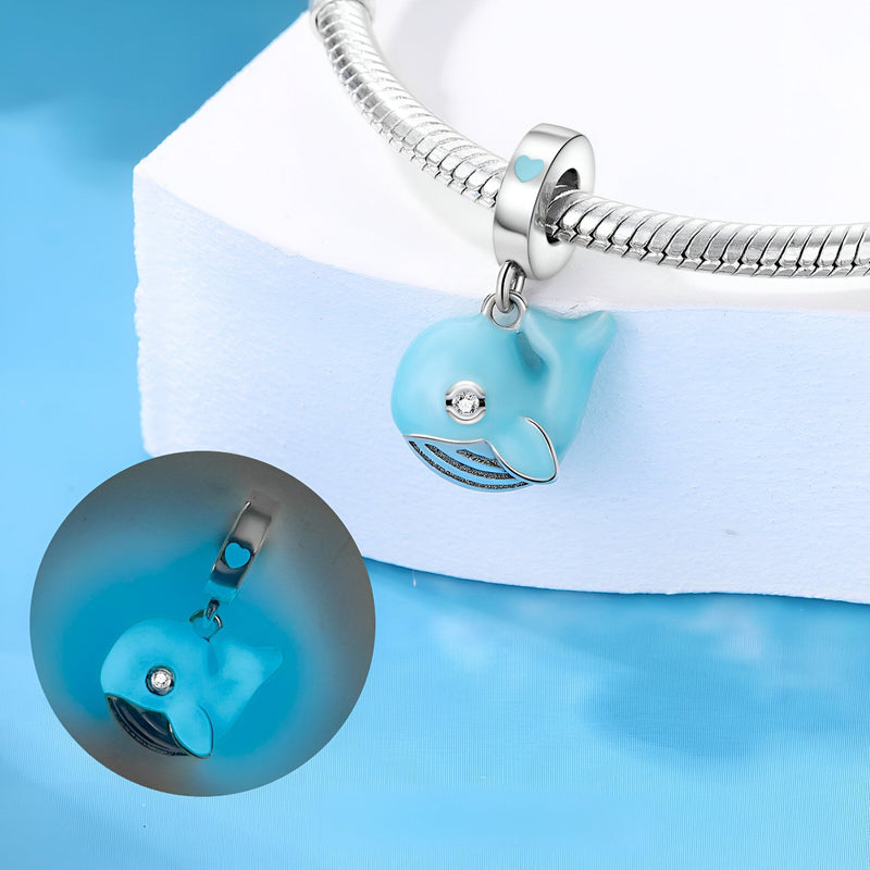 Charm pendentif baleine bleue en émail avec anneau argenté sur bracelet serpent en métal.