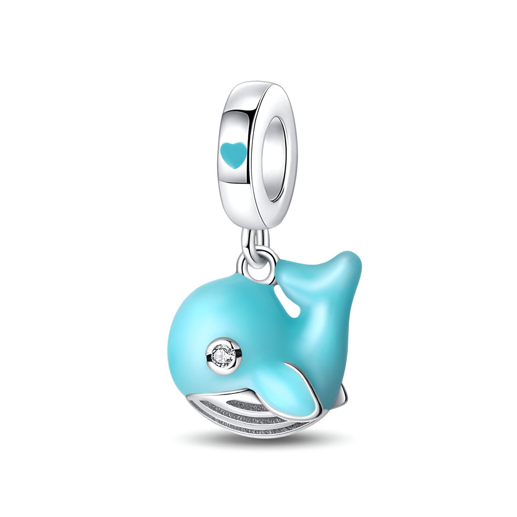 Charm pendentif baleine bleue en émail turquoise avec détail cœur et petit strass blanc.