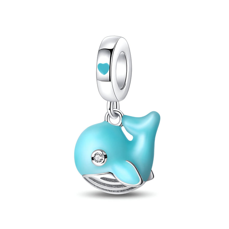 Charm pendentif baleine bleue en émail turquoise avec détail cœur et petit strass blanc.