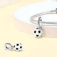Charm pendentif ballon de foot noir et blanc en métal argenté attaché à un bracelet serpent argenté.