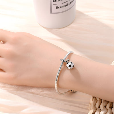 Bracelet argenté avec pendentif en forme de ballon de football noir et blanc.