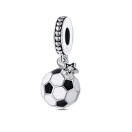 Pendentif argent ballon de foot noir et blanc avec étoile sertie d'un petit diamant.
