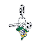 Pendentif argenté avec carte du Brésil, ballon de football et breloque gravée "forever".