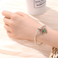 Bracelet en métal argenté avec pendentif charm Brésil vert et ballon de foot noir et blanc.