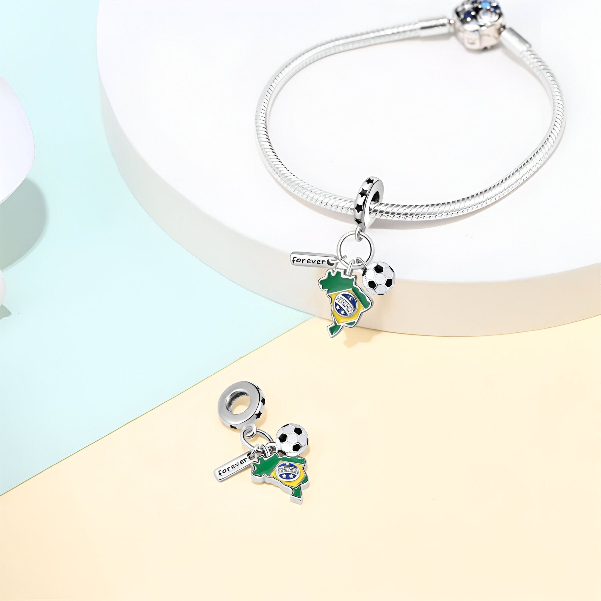 Charm pendant brésil et ballon de foot, pour femme, modèle Marta - La Boutique du Bracelet