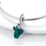 Charm pendentif cactus vert émail avec fleur rose et strass, monté sur chaîne argentée fine.