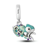 Pendentif caméléon en métal argenté avec détails colorés bleu et violet, modèle Lira.