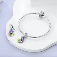 Bracelet argenté avec charmes pendentifs caméléons colorés en dégradé vert, bleu et violet.
