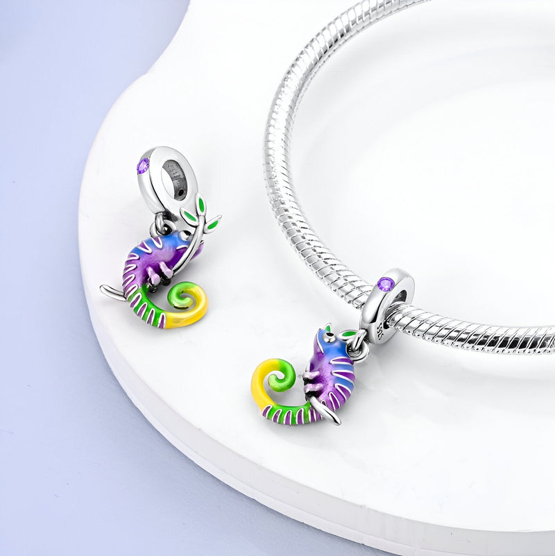 Charm pendentif caméléon multicolore en émail vibrant, détail violet et jaune, style Balbina.
