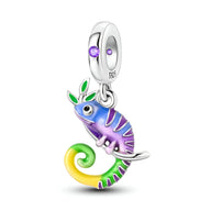 Charm pendentif caméléon en argent avec émail coloré violet, vert et jaune, détail œil noir et pierre violette sur anneau.