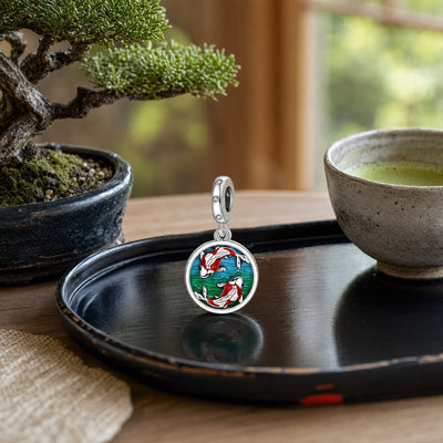Charm-vedhæng, koi-karpe og lotus, til kvinder, model Cyprina