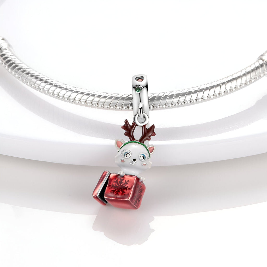 Charm pendentif chat blanc déguisé en cerf avec bois marron et cadeau rouge, bracelet argenté.