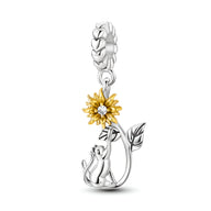 Charm pendentif en argent avec chat assis et tournesol doré orné d’une pierre claire.