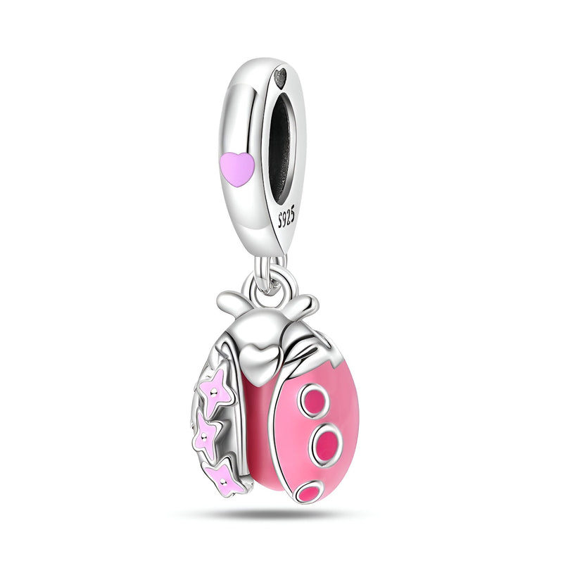 Charm pendentif coccinelle rose et argent avec détails étoiles et cœur violet.